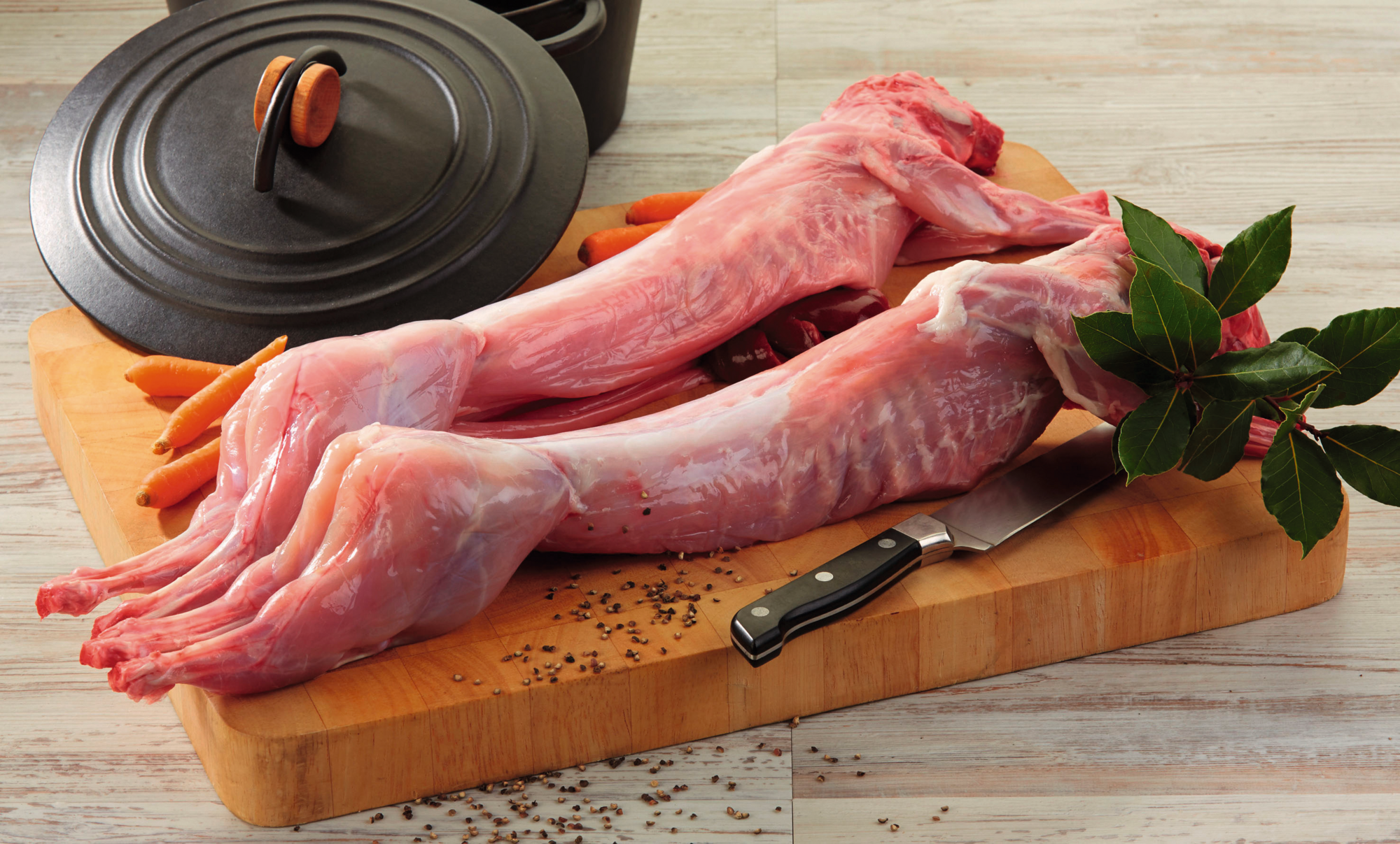 2 lapins entiers sous fourreaux