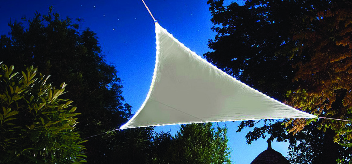 VOILE D’OMBRAGE TRIANGULAIRE À LEDS SOLAIRES INTÉGRÉES