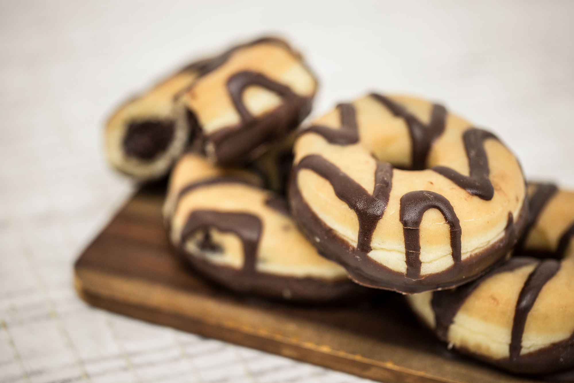 4 donuts au chocolat fourrés décorés