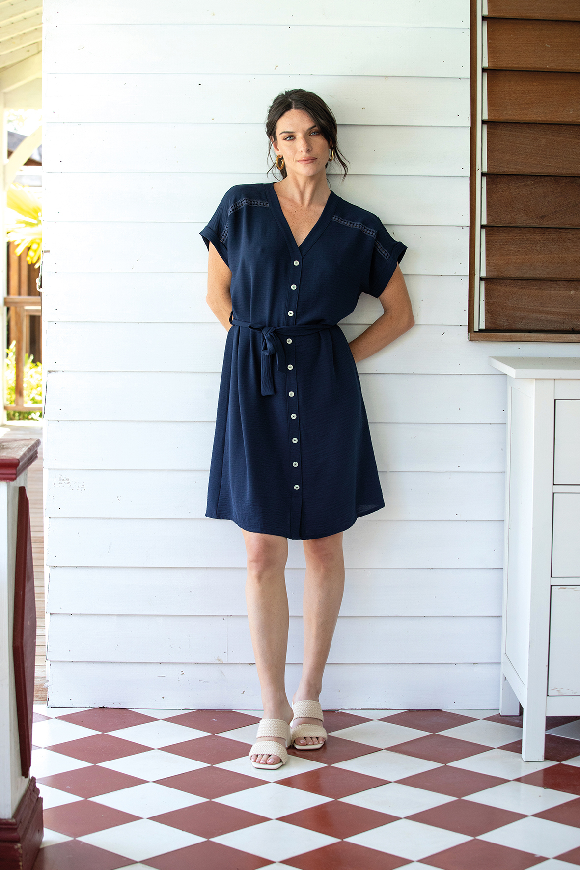 ROBE DROITE COL V AVEC GALONS ÉPAULE, BOUTONS ET CEINTURE