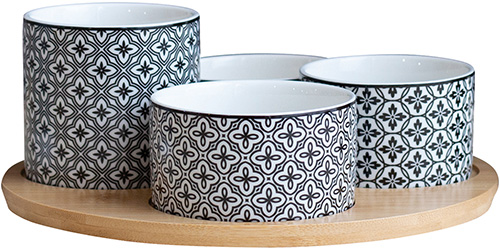 Plateau pour l'apéritif avec 4 coupelles en porcelaine sur un plateau en bambou rond