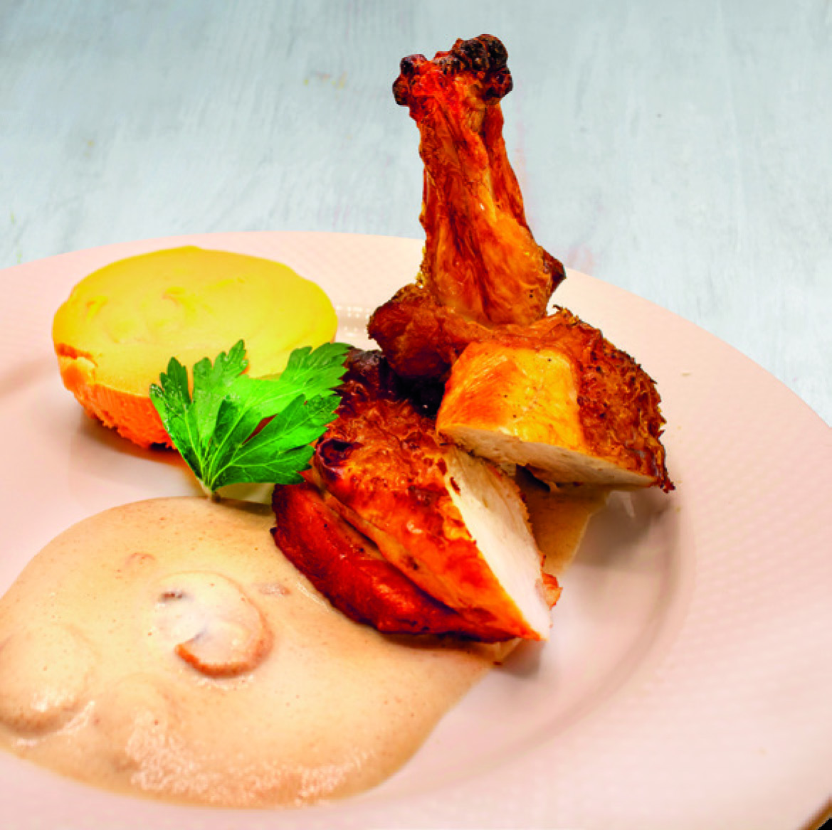 SUPRÊME DE PINTADEAU SAUCE FORESTIÈRE