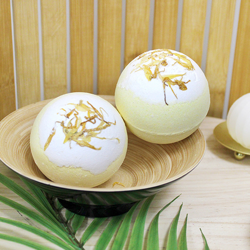 BOMBE DE BAIN FLEURS 
DE MONOÏ OU VANILLE