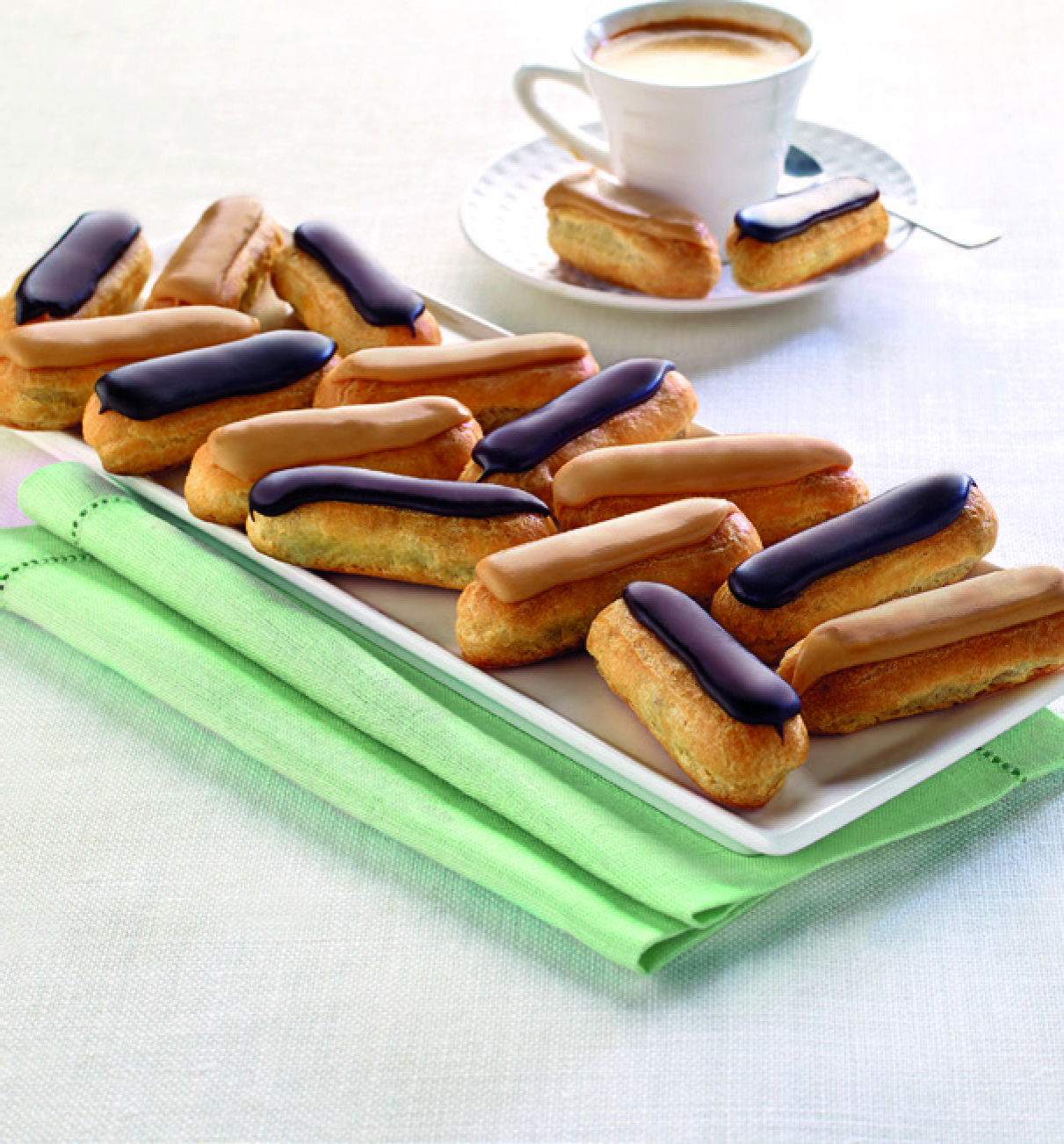 16 MINI ÉCLAIRS AU CHOCOLAT ET CAFÉ(1)