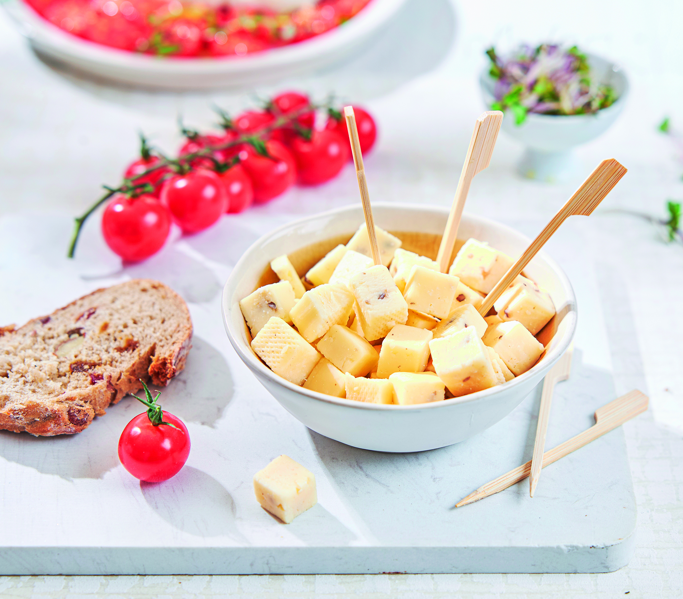 DÉS DE FROMAGE AUX NOIX