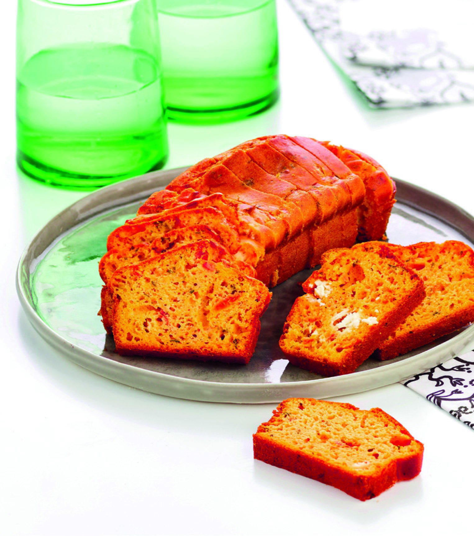 CAKE TRANCHÉ CHÈVRE TOMATES MI-SÉCHÉES