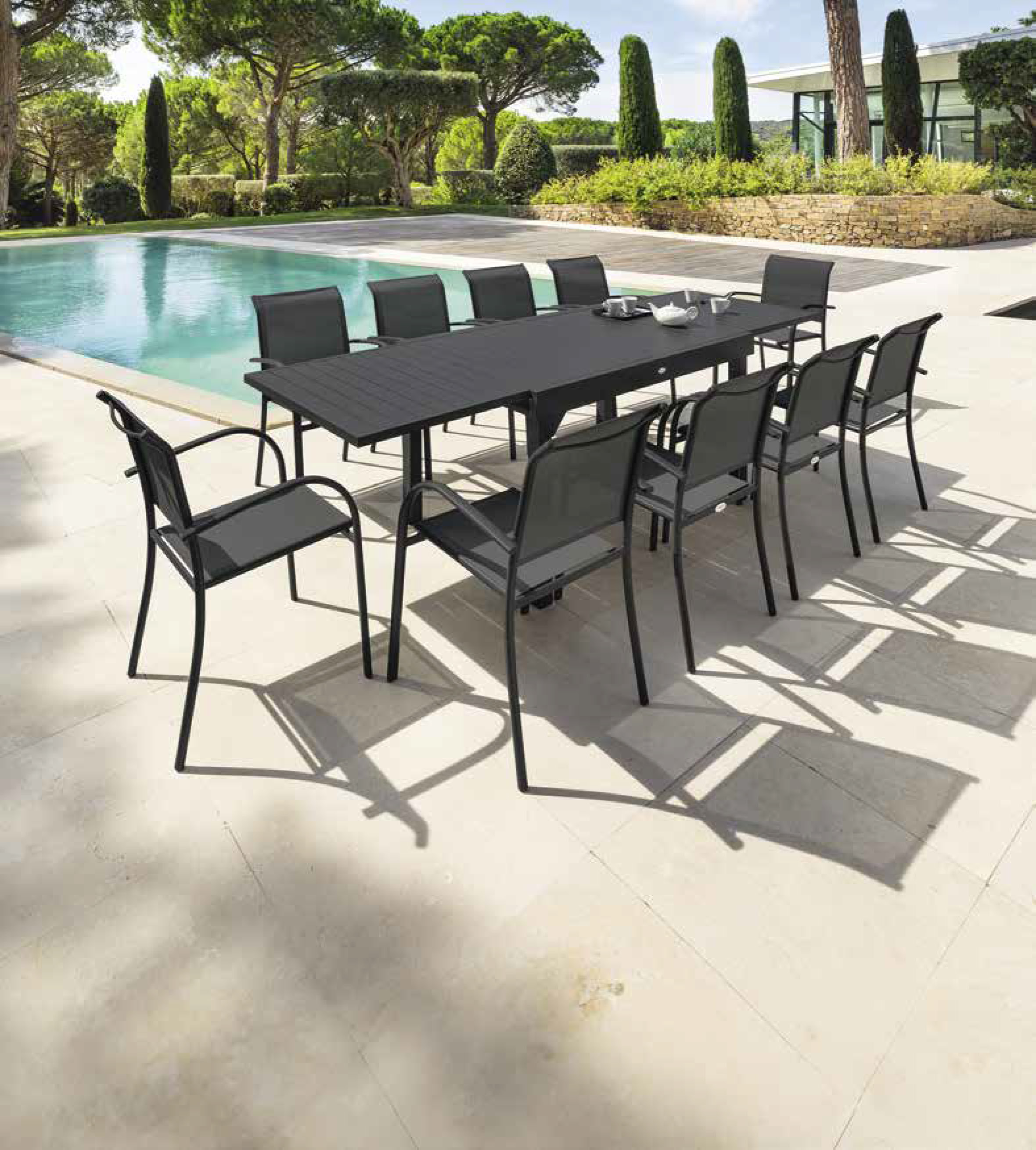OFFRE PROMO : 1 table extensible 6 à 10 places + 6 fauteuils empilables