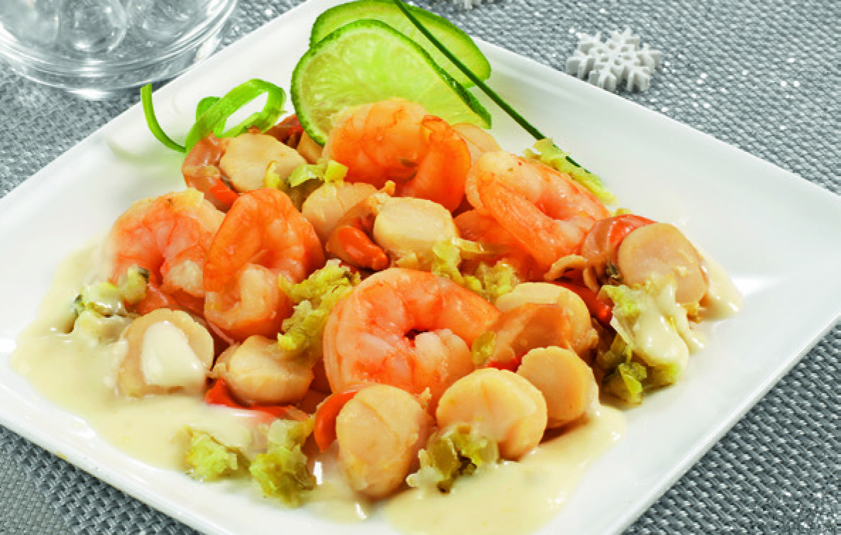 NOIX DE SAINT-JACQUES* AUX PETITS LÉGUMES ET SES GAMBAS
