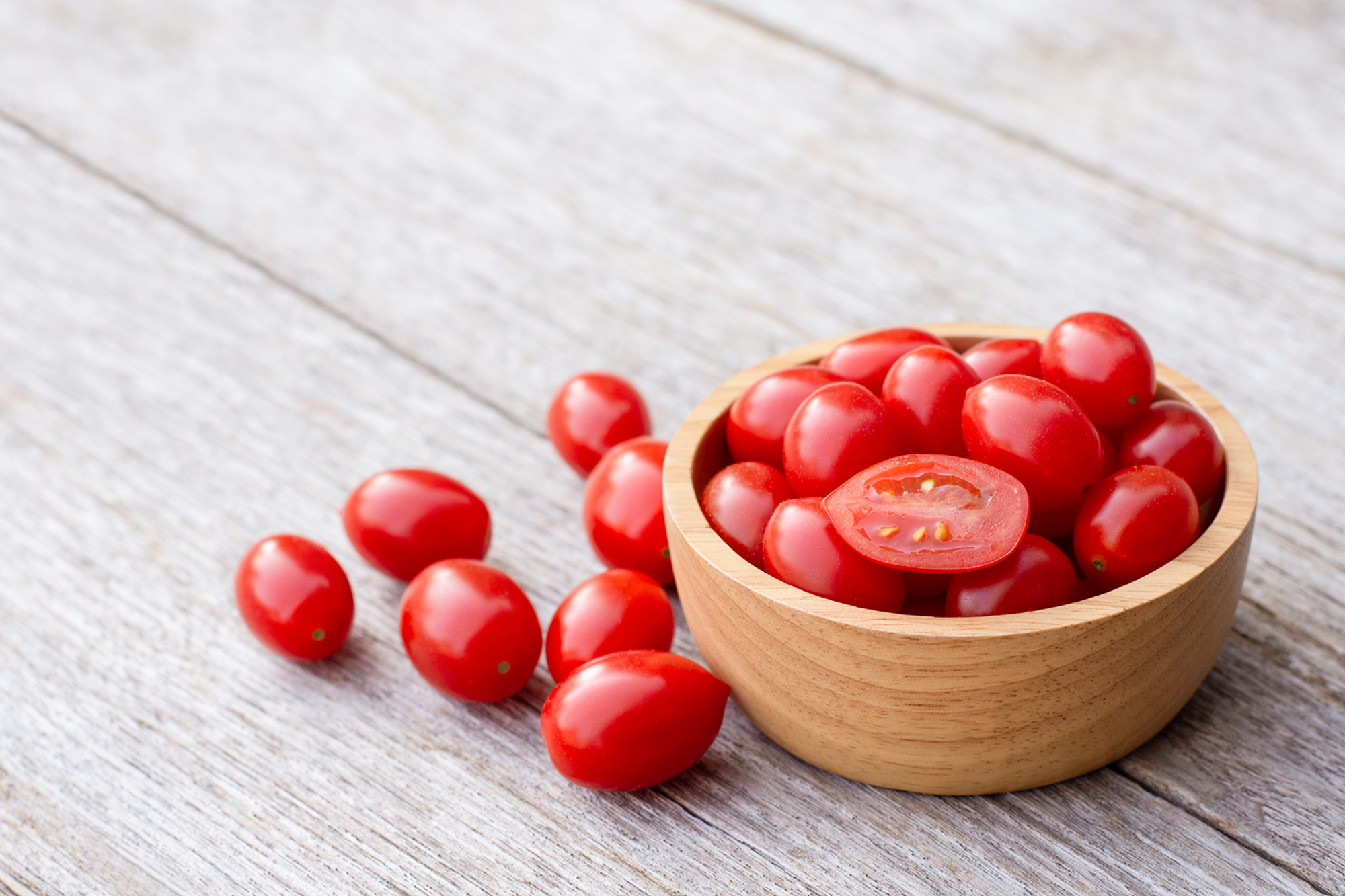 Tomates cerises allongées